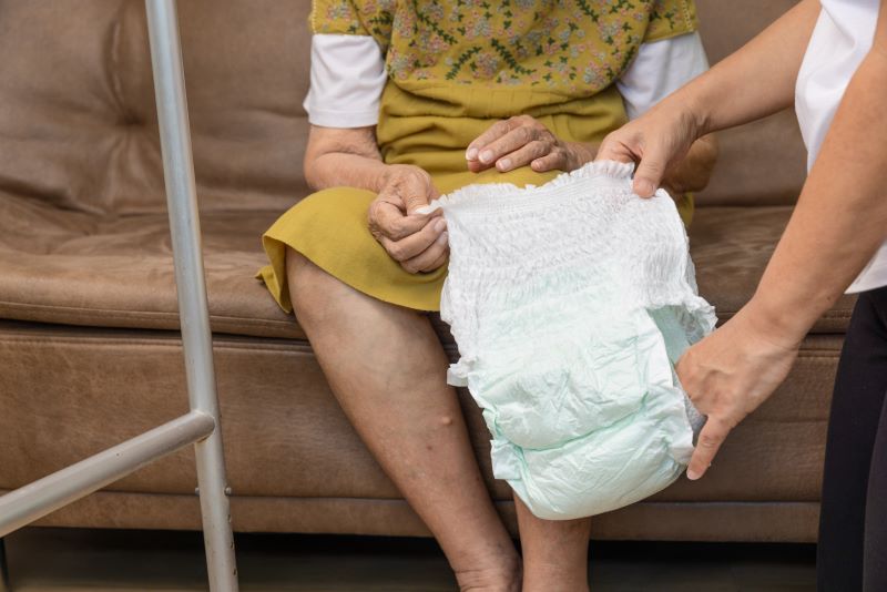 Підгузки для літньої людини – коли це вже час і як підібрати їх із турботою та повагою?