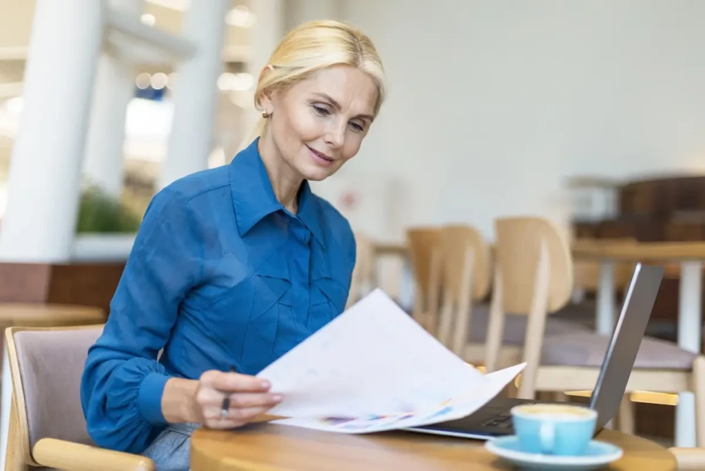 Jak napisać referencje opiekunce osoby starszej? Praktyczny poradnik dla rodzin i bliskich seniora